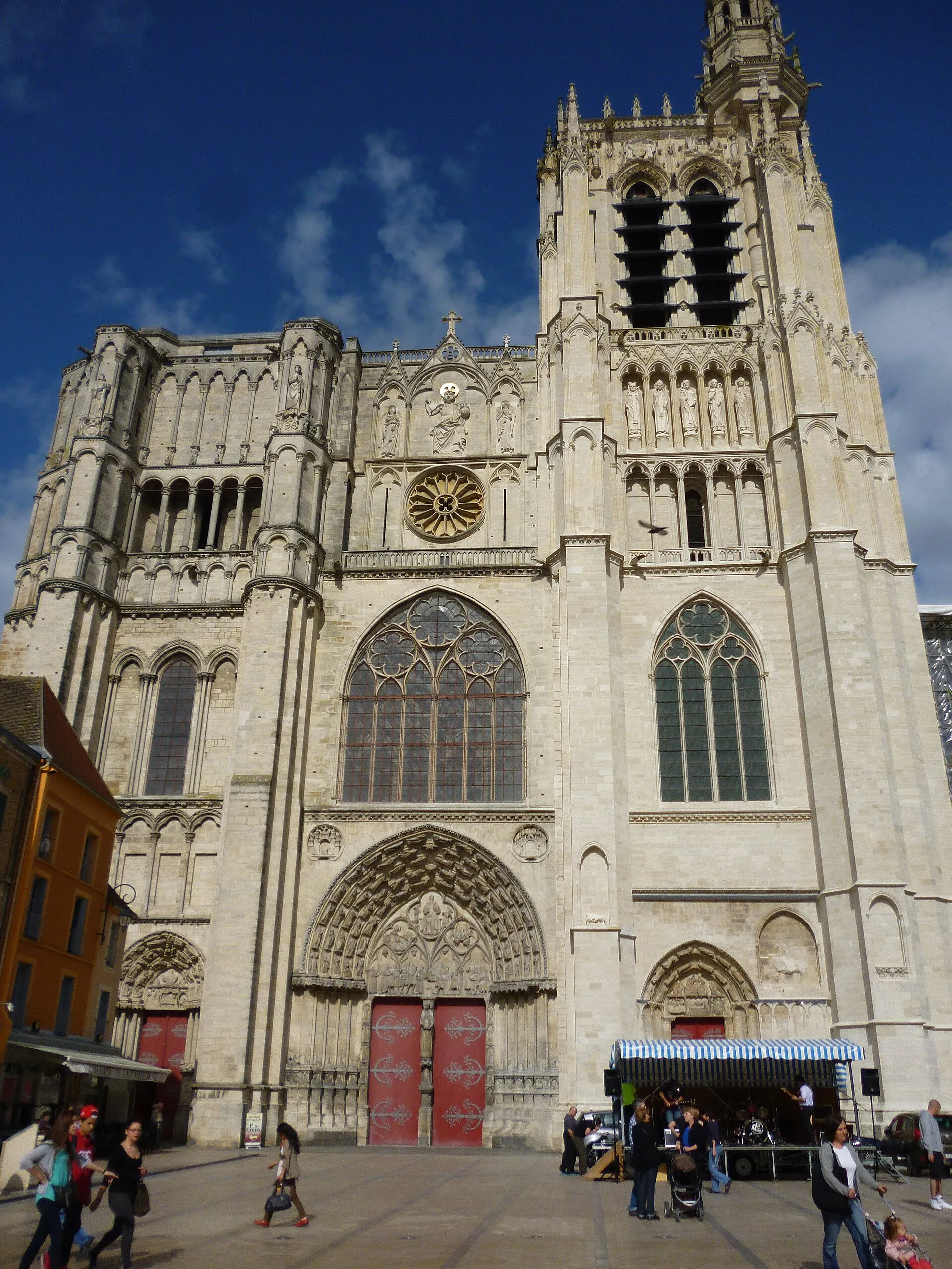 Cathédrale Saint-Étienne de Sens, à 30 minutes du Domaine de Like a Dream
